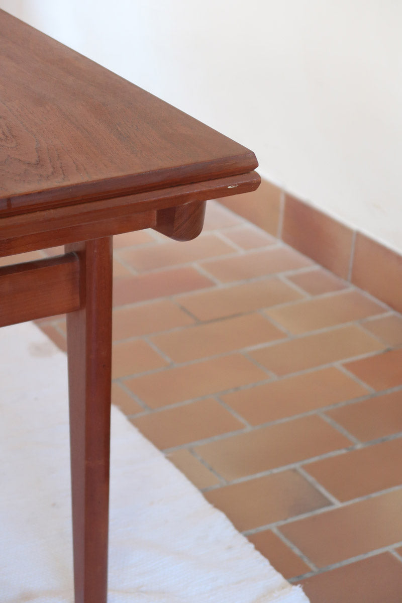 table à manger scandinave en teck massif extensible années 60 avec détails sculptés et rallonges intégrées