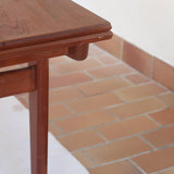 table à manger scandinave en teck massif extensible années 60 avec détails sculptés et rallonges intégrées