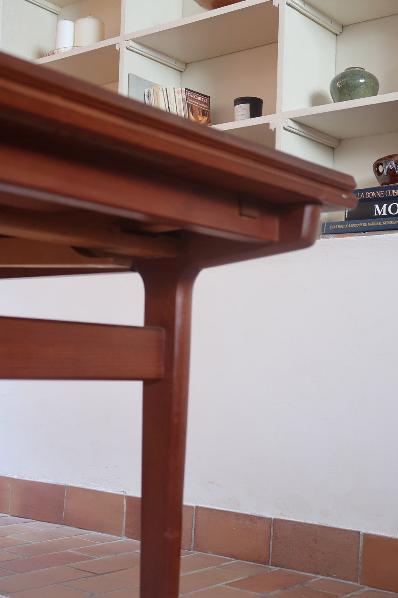 table à manger scandinave en teck massif extensible années 60 avec détails sculptés et rallonges intégrées