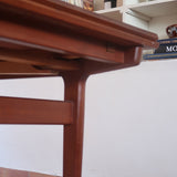 table à manger scandinave en teck massif extensible années 60 avec détails sculptés et rallonges intégrées