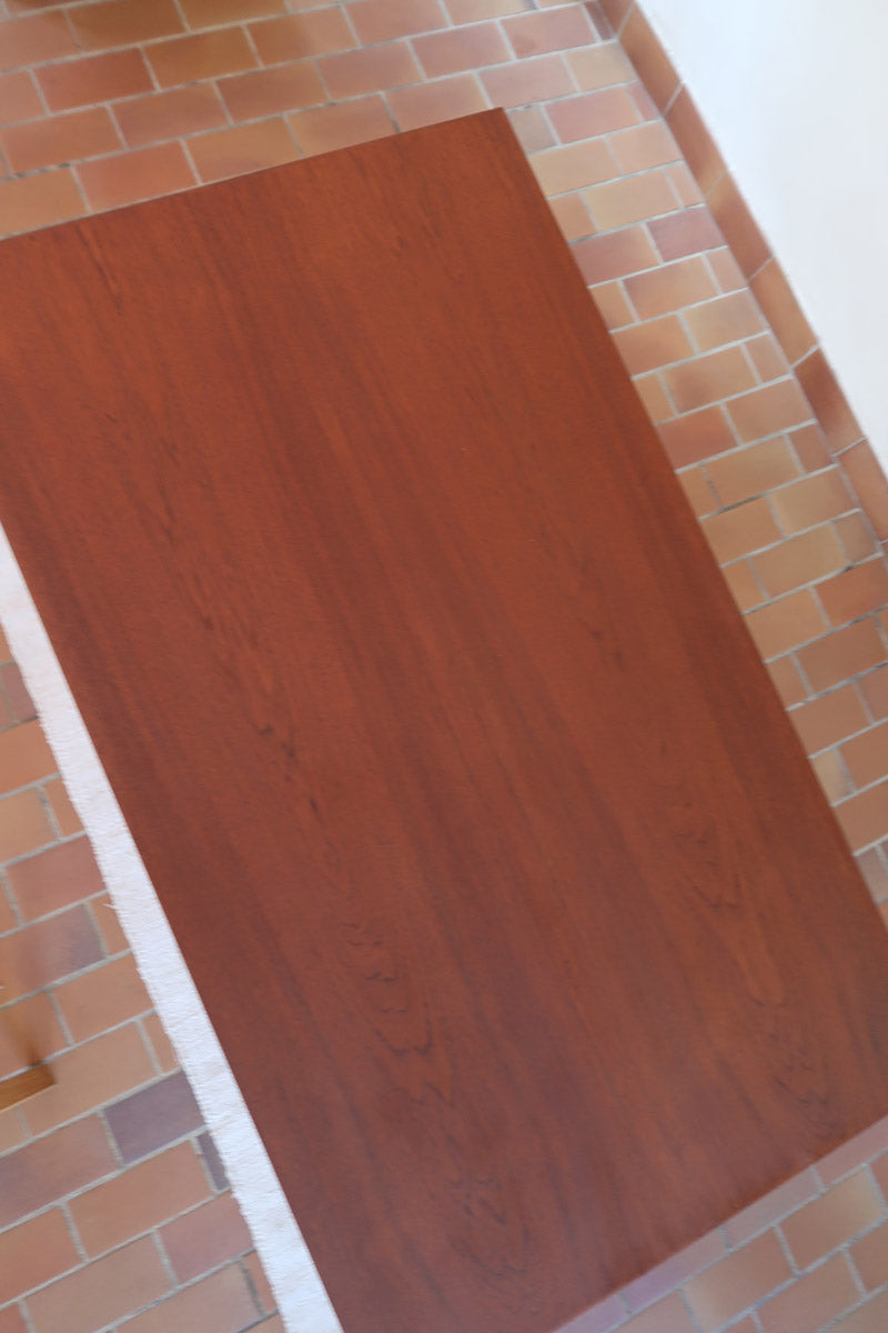 table à manger scandinave en teck massif extensible années 60 avec détails sculptés et rallonges intégrées