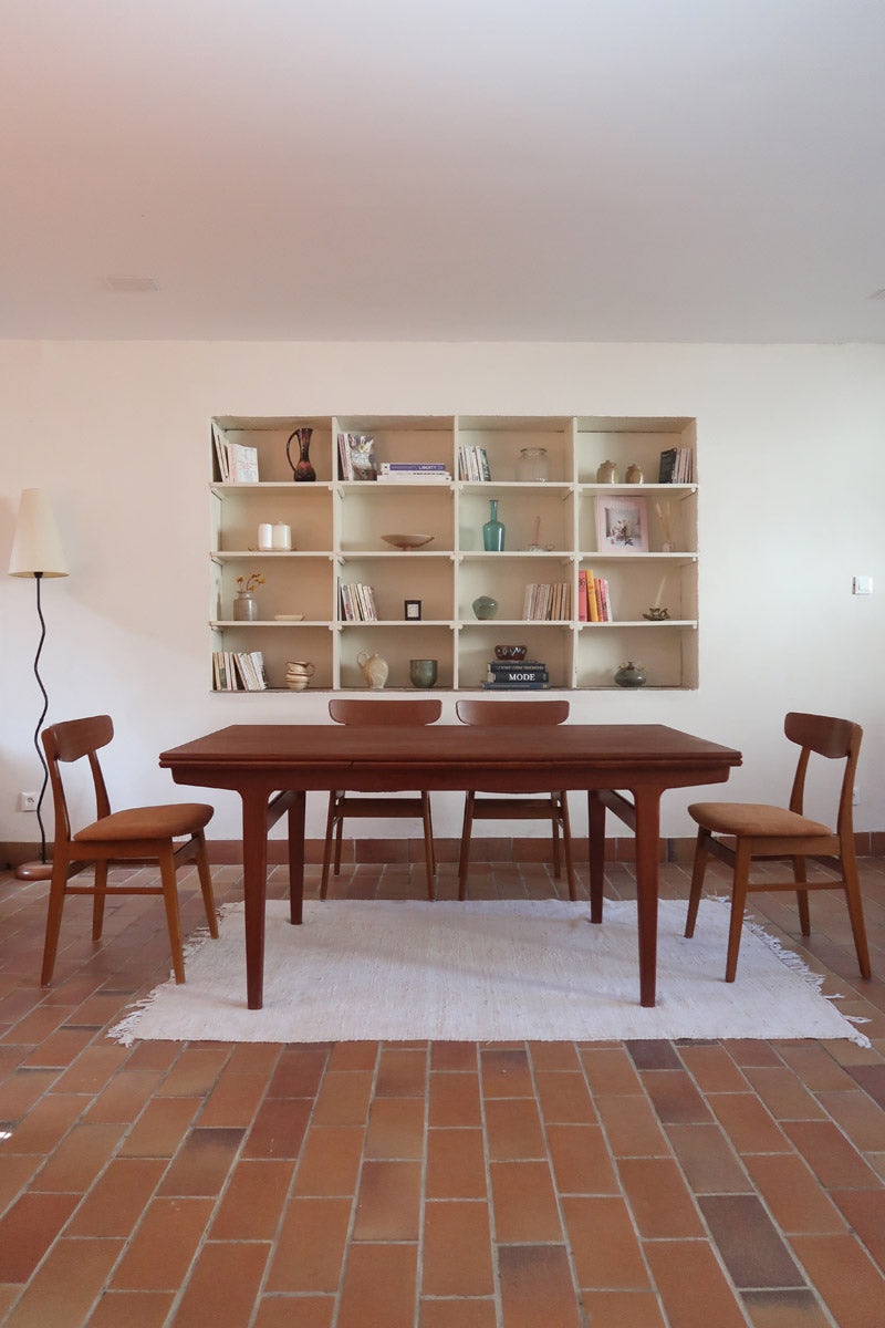 table à manger scandinave en teck massif extensible années 60 avec détails sculptés et rallonges intégrées