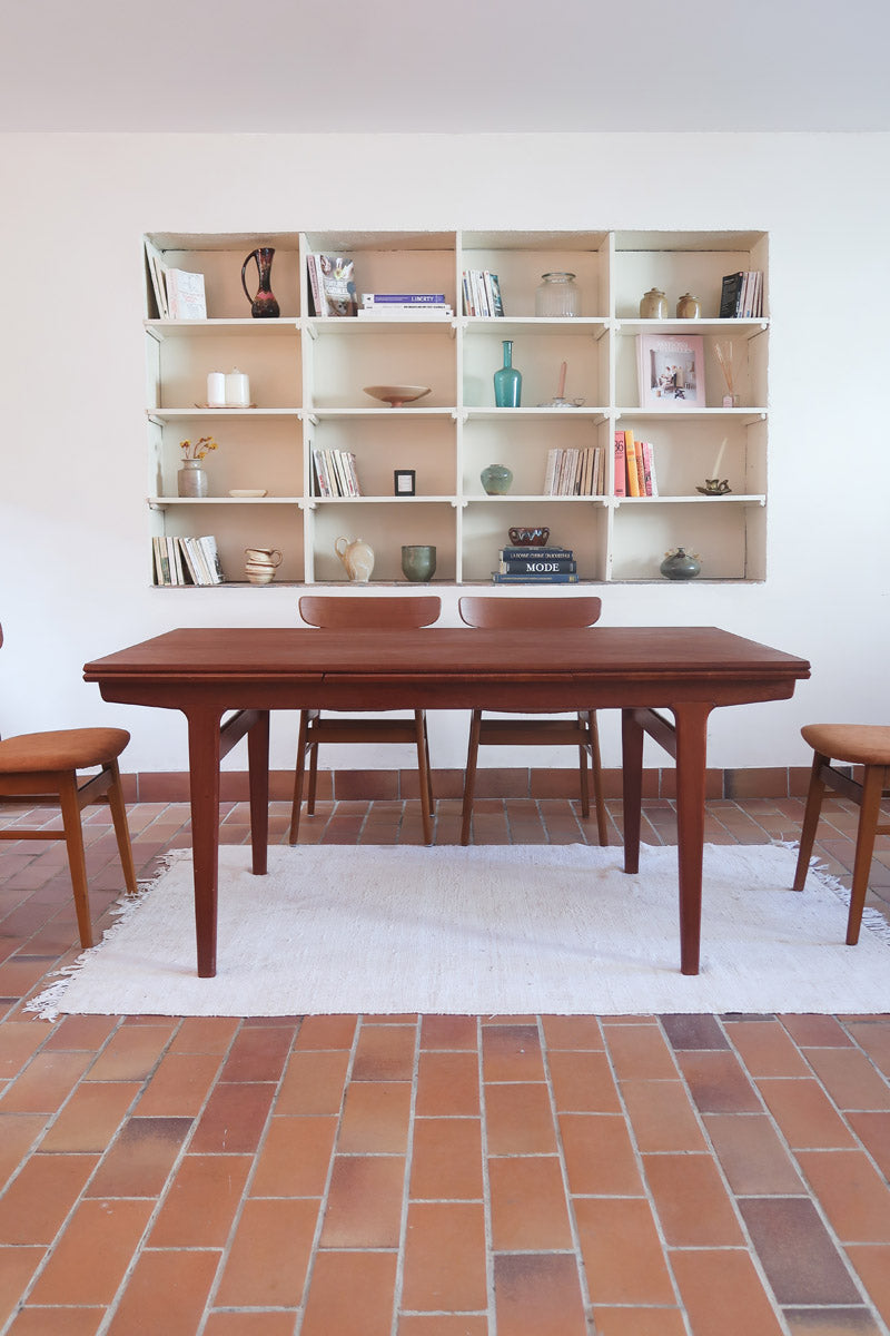 table à manger scandinave en teck massif extensible années 60 avec détails sculptés et rallonges intégrées