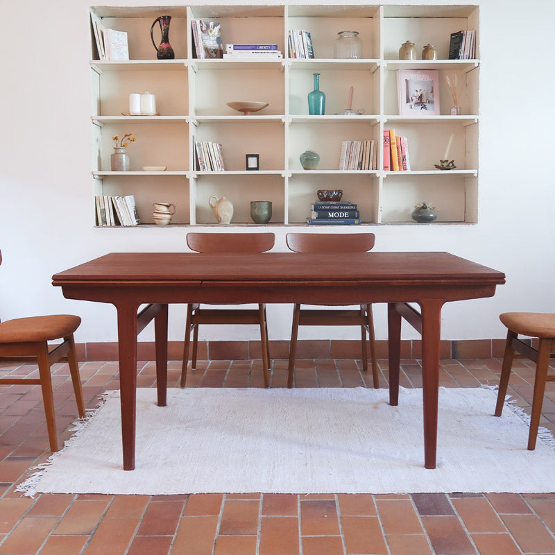 table à manger scandinave en teck massif extensible années 60 avec détails sculptés et rallonges intégrées