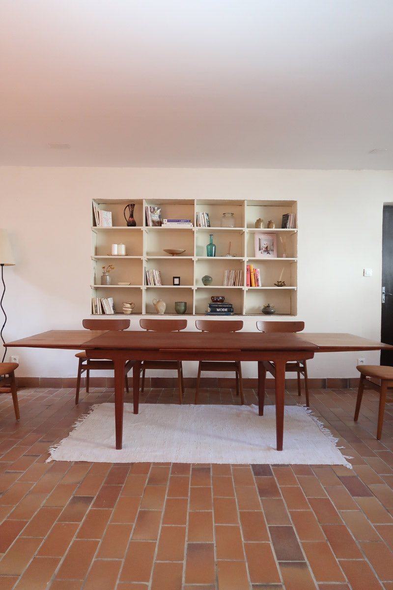 table à manger scandinave en teck massif extensible années 60 avec détails sculptés et rallonges intégrées