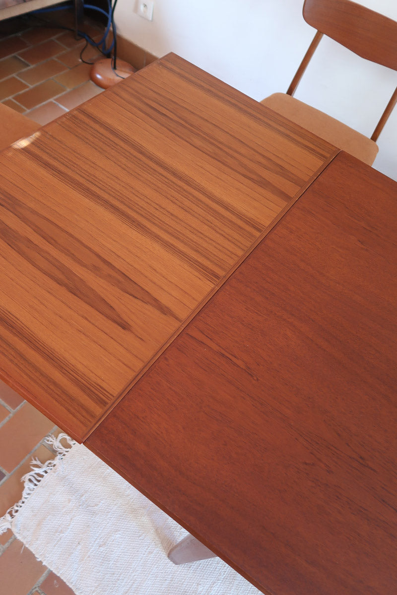 table à manger scandinave en teck massif extensible années 60 avec détails sculptés et rallonges intégrées