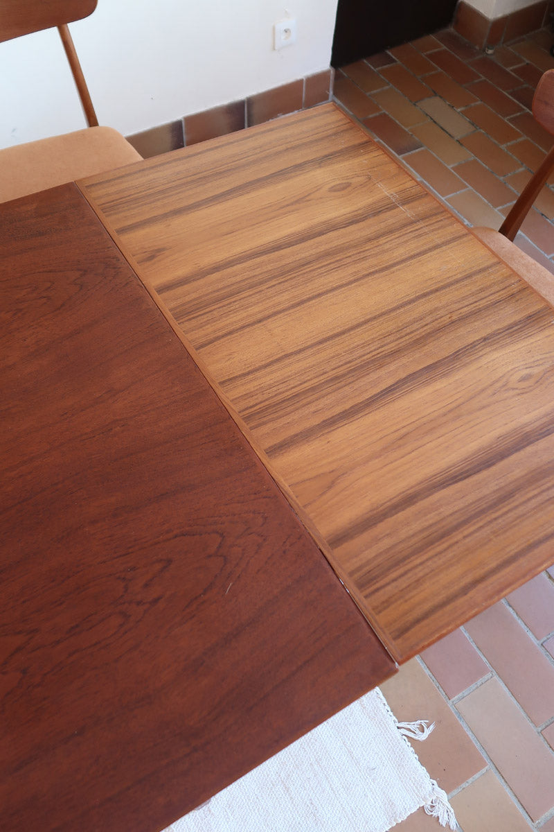 table à manger scandinave en teck massif extensible années 60 avec détails sculptés et rallonges intégrées