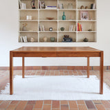 Table à manger extensible en bois massif années 60 avec deux rallonges intégrées sous le plateau.
