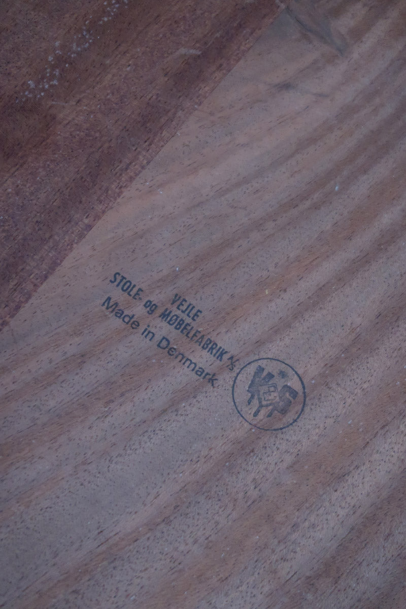 Table basse en teck des années 60 signée Henning Kjaernulf pour Vejle Mobelfabrik, au design danois sobre avec pieds fuselés.