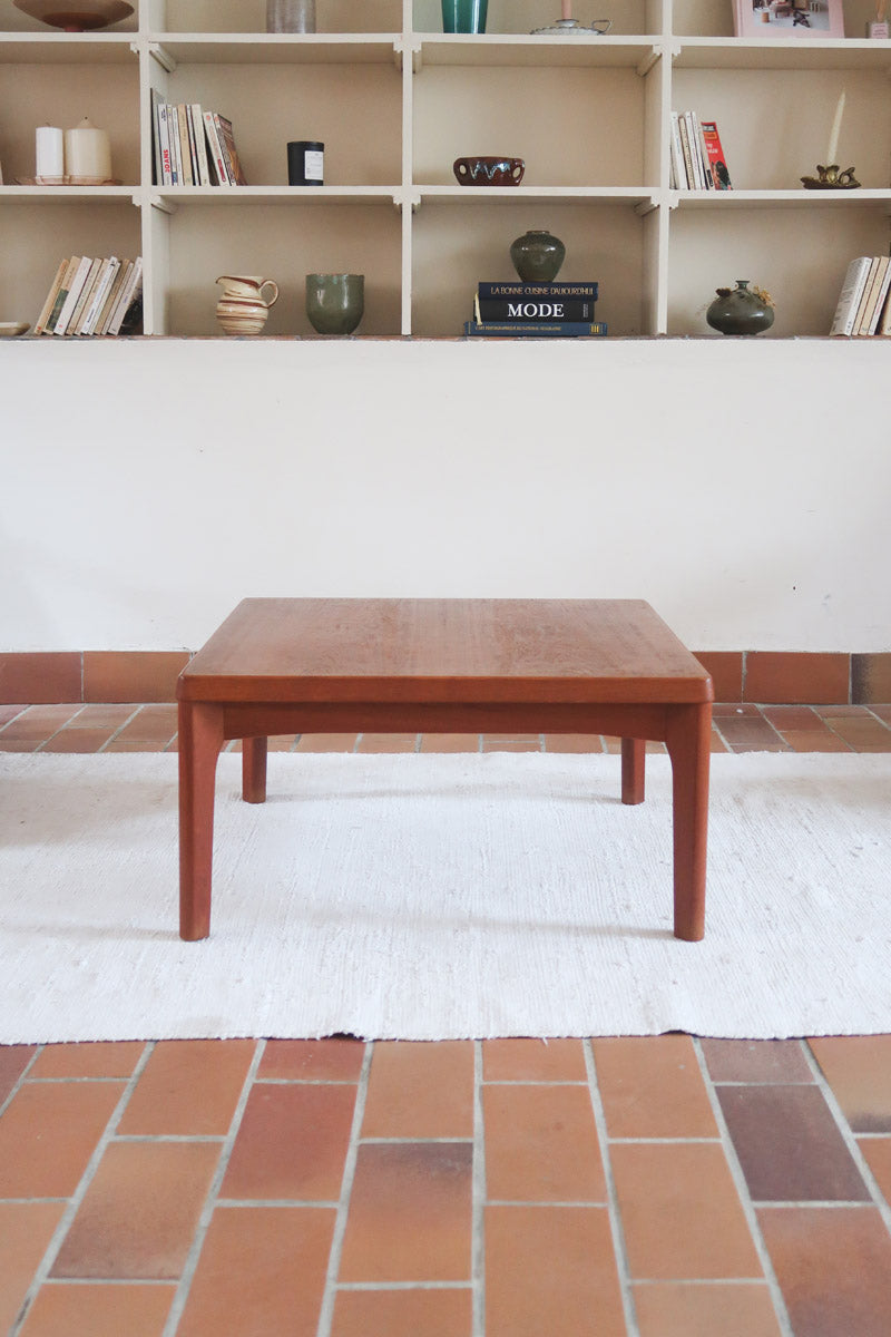 Table basse en teck des années 60 signée Henning Kjaernulf pour Vejle Mobelfabrik, au design danois sobre avec pieds fuselés.