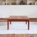 Table basse en teck des années 60 signée Henning Kjaernulf pour Vejle Mobelfabrik, au design danois sobre avec pieds fuselés.