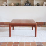 Table basse en teck des années 60 signée Henning Kjaernulf pour Vejle Mobelfabrik, au design danois sobre avec pieds fuselés.