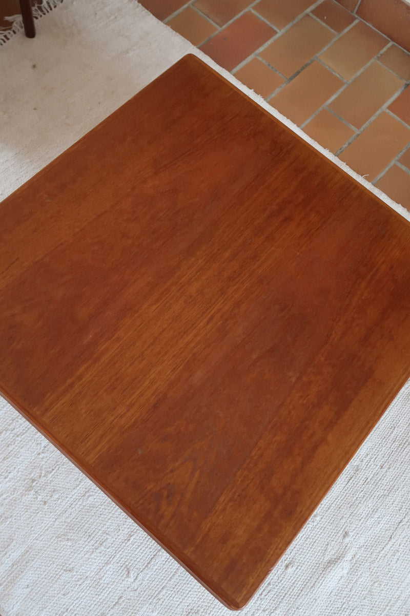 Table basse en teck des années 60 signée Henning Kjaernulf pour Vejle Mobelfabrik, au design danois sobre avec pieds fuselés.