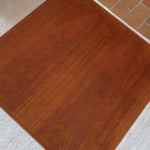 Table basse en teck des années 60 signée Henning Kjaernulf pour Vejle Mobelfabrik, au design danois sobre avec pieds fuselés.