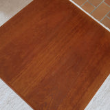 Table basse en teck des années 60 signée Henning Kjaernulf pour Vejle Mobelfabrik, au design danois sobre avec pieds fuselés.