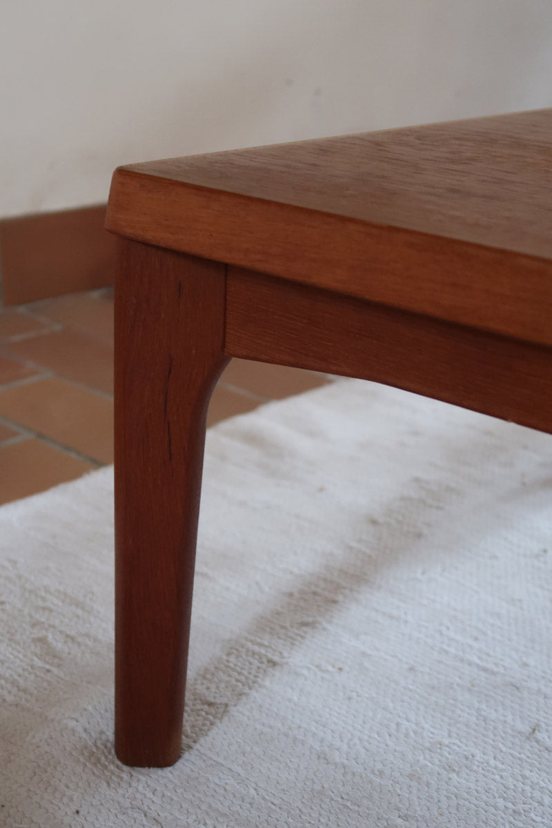 Table basse en teck des années 60 signée Henning Kjaernulf pour Vejle Mobelfabrik, au design danois sobre avec pieds fuselés.