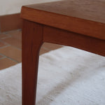 Table basse en teck des années 60 signée Henning Kjaernulf pour Vejle Mobelfabrik, au design danois sobre avec pieds fuselés.
