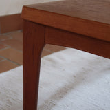 Table basse en teck des années 60 signée Henning Kjaernulf pour Vejle Mobelfabrik, au design danois sobre avec pieds fuselés.