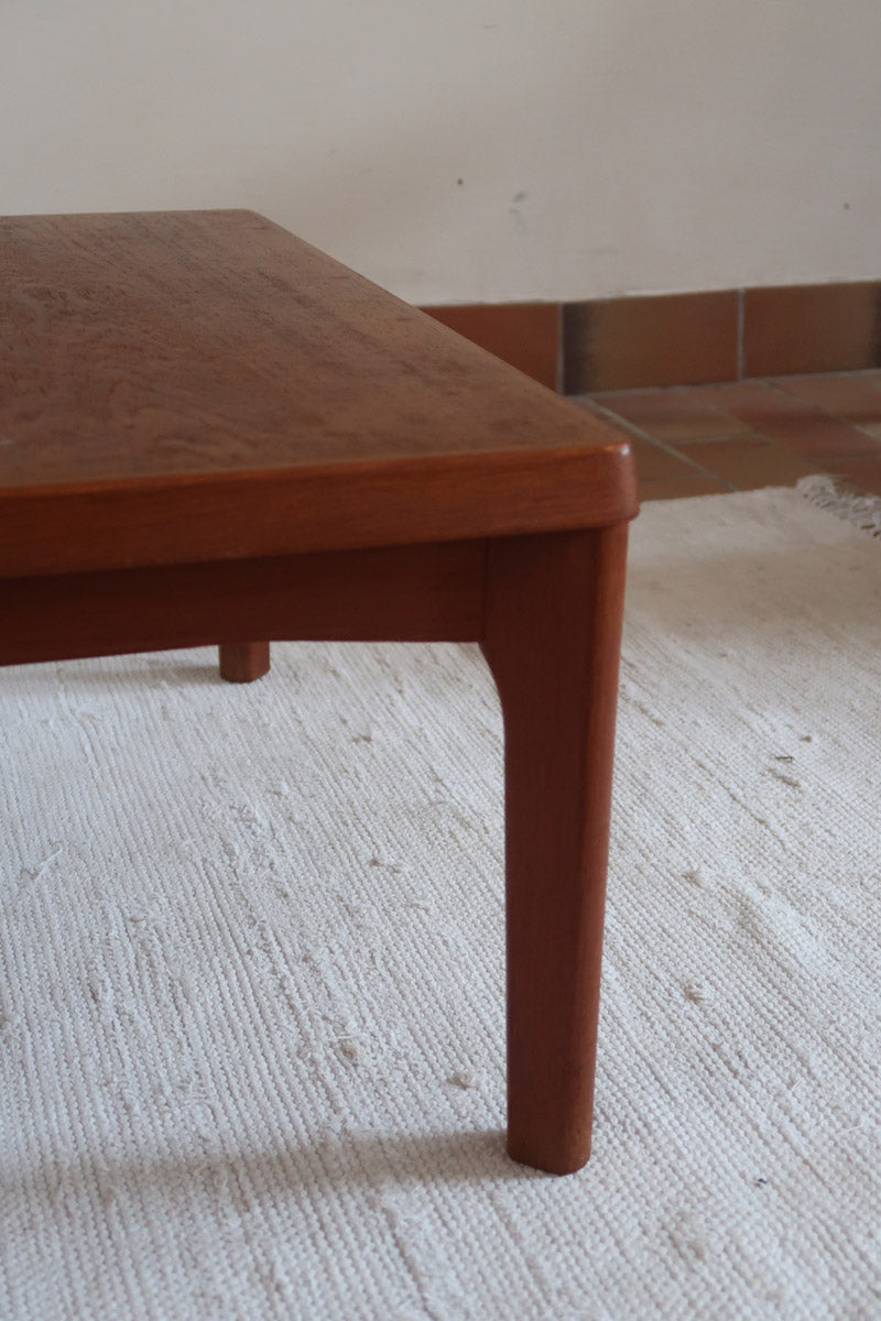 Table basse en teck des années 60 signée Henning Kjaernulf pour Vejle Mobelfabrik, au design danois sobre avec pieds fuselés.
