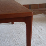 Table basse en teck des années 60 signée Henning Kjaernulf pour Vejle Mobelfabrik, au design danois sobre avec pieds fuselés.