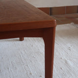 Table basse en teck des années 60 signée Henning Kjaernulf pour Vejle Mobelfabrik, au design danois sobre avec pieds fuselés.