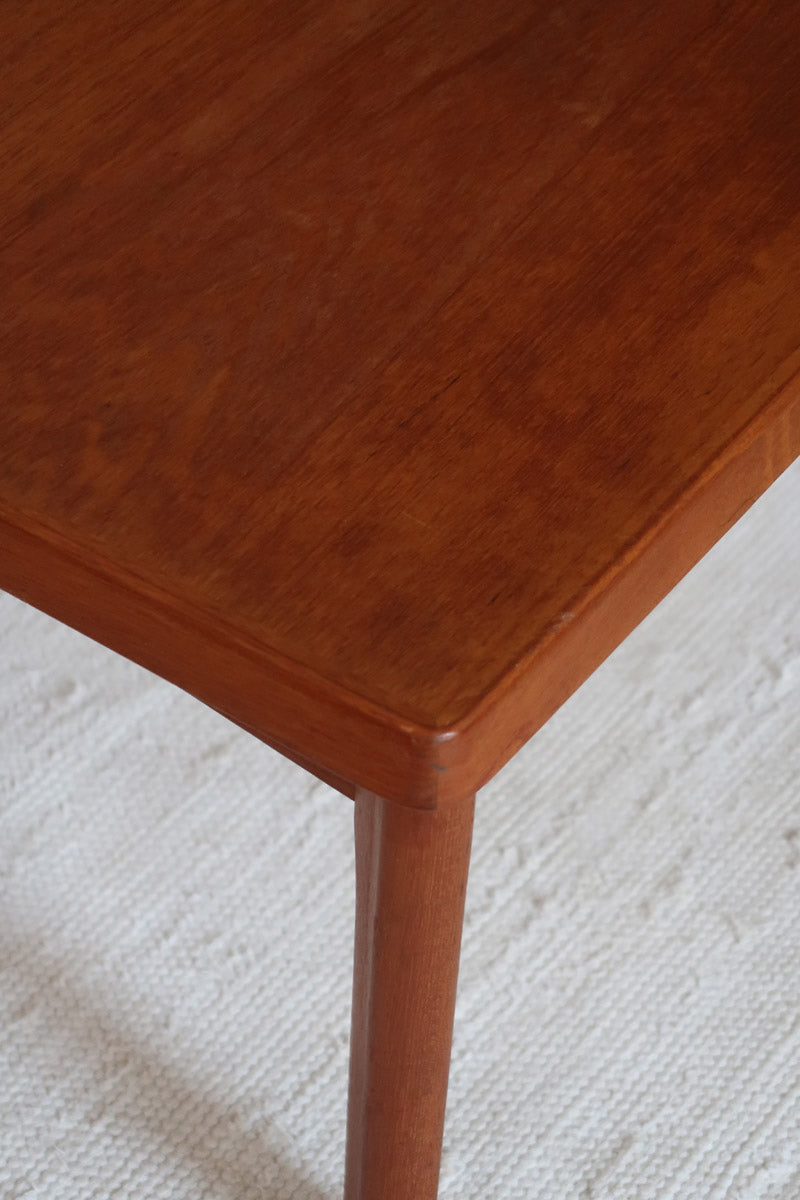 Table basse en teck des années 60 signée Henning Kjaernulf pour Vejle Mobelfabrik, au design danois sobre avec pieds fuselés.