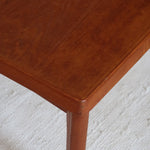 Table basse en teck des années 60 signée Henning Kjaernulf pour Vejle Mobelfabrik, au design danois sobre avec pieds fuselés.