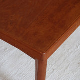 Table basse en teck des années 60 signée Henning Kjaernulf pour Vejle Mobelfabrik, au design danois sobre avec pieds fuselés.