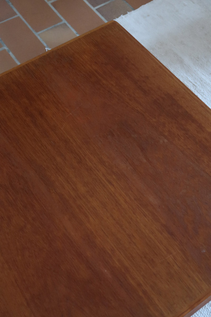 Table basse en teck des années 60 signée Henning Kjaernulf pour Vejle Mobelfabrik, au design danois sobre avec pieds fuselés.