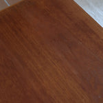 Table basse en teck des années 60 signée Henning Kjaernulf pour Vejle Mobelfabrik, au design danois sobre avec pieds fuselés.