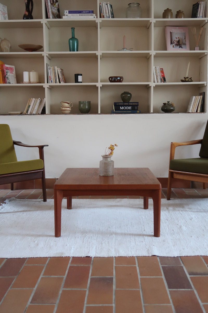 Table basse en teck des années 60 signée Henning Kjaernulf pour Vejle Mobelfabrik, au design danois sobre avec pieds fuselés.