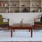 Table basse en teck des années 60 signée Henning Kjaernulf pour Vejle Mobelfabrik, au design danois sobre avec pieds fuselés.