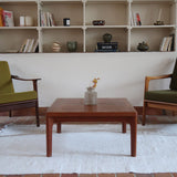 Table basse en teck des années 60 signée Henning Kjaernulf pour Vejle Mobelfabrik, au design danois sobre avec pieds fuselés.