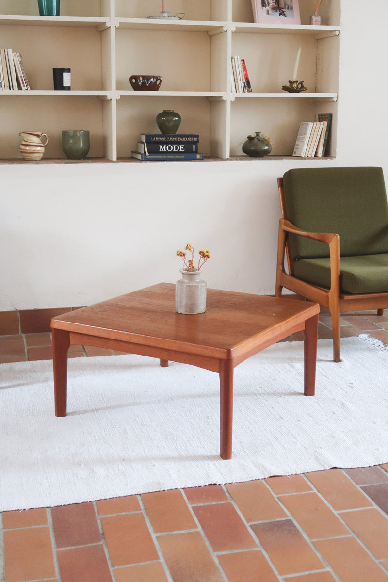 Table basse en teck des années 60 signée Henning Kjaernulf pour Vejle Mobelfabrik, au design danois sobre avec pieds fuselés.
