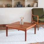 Table basse en teck des années 60 signée Henning Kjaernulf pour Vejle Mobelfabrik, au design danois sobre avec pieds fuselés.
