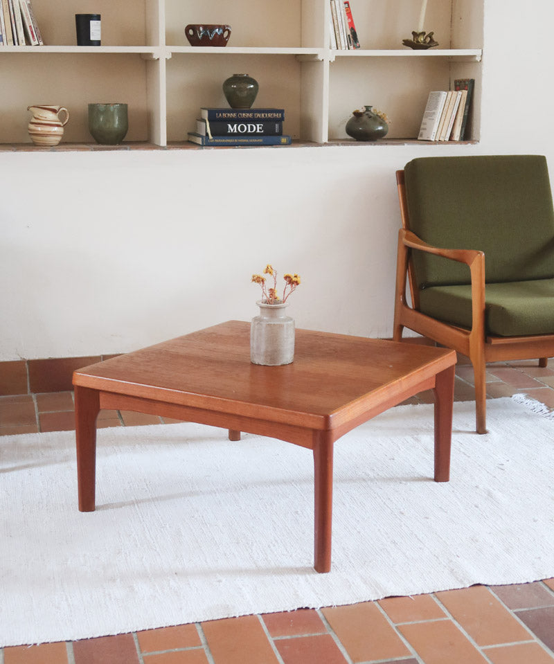 Table basse en teck des années 60 signée Henning Kjaernulf pour Vejle Mobelfabrik, au design danois sobre avec pieds fuselés.