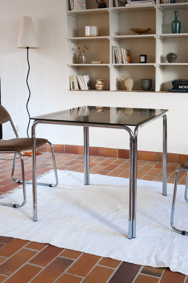 Table vintage en chrome tubulaire avec plateau carré en verre fumé, style années 70.
