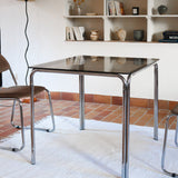 Table vintage en chrome tubulaire avec plateau carré en verre fumé, style années 70.