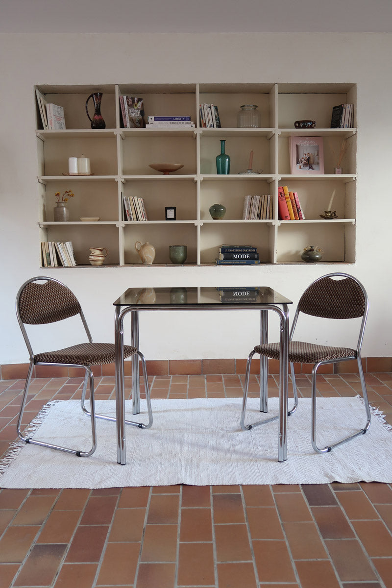 Table vintage en chrome tubulaire avec plateau carré en verre fumé, style années 70.