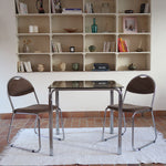 Table vintage en chrome tubulaire avec plateau carré en verre fumé, style années 70.