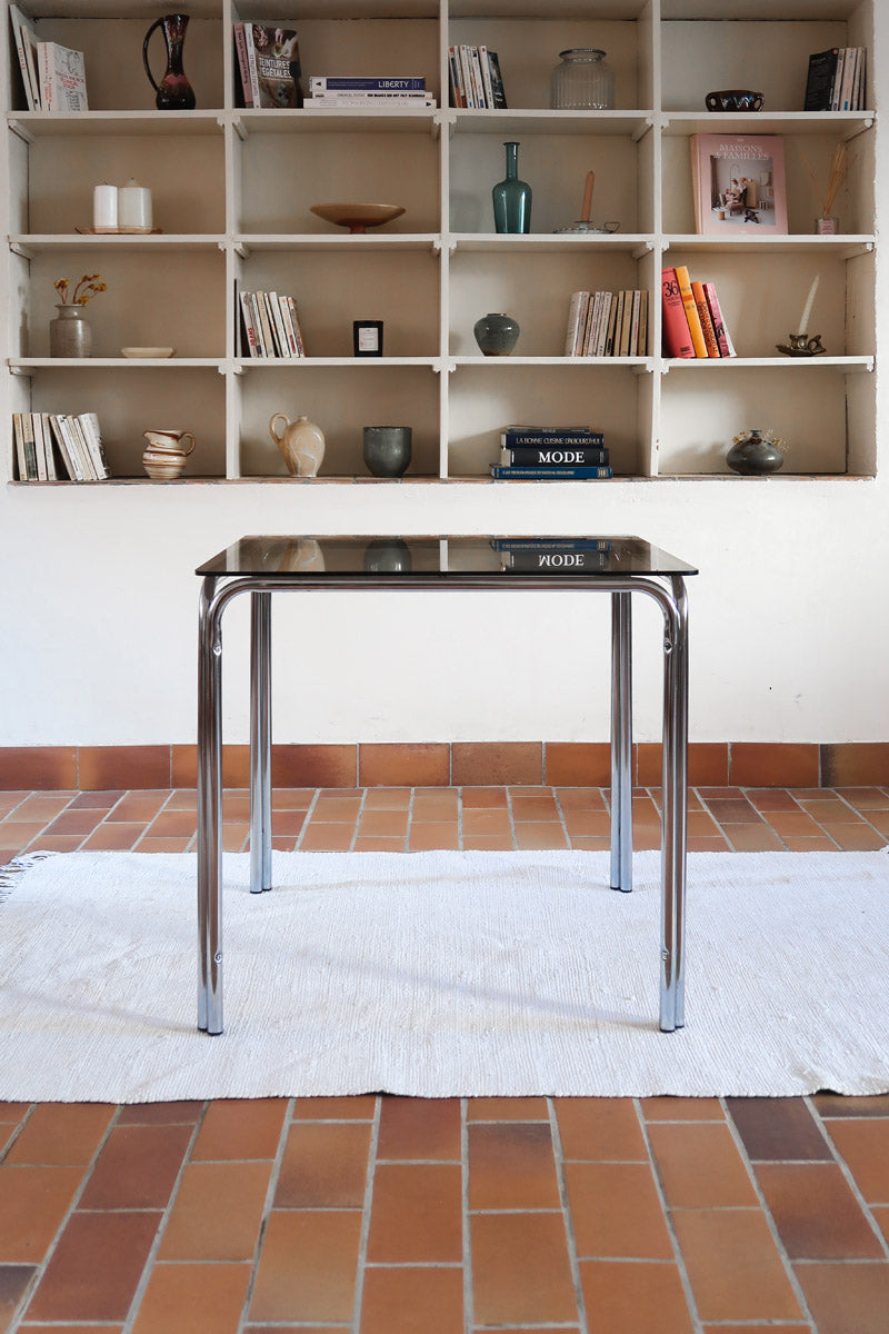 Table vintage en chrome tubulaire avec plateau carré en verre fumé, style années 70.