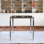 Table vintage en chrome tubulaire avec plateau carré en verre fumé, style années 70.