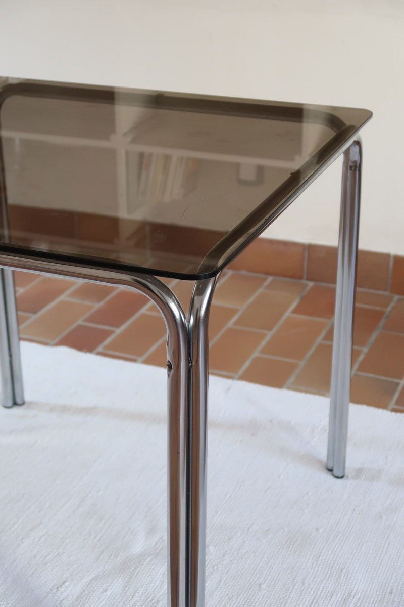 Table vintage en chrome tubulaire avec plateau carré en verre fumé, style années 70.