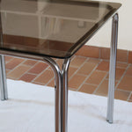 Table vintage en chrome tubulaire avec plateau carré en verre fumé, style années 70.