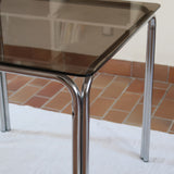 Table vintage en chrome tubulaire avec plateau carré en verre fumé, style années 70.