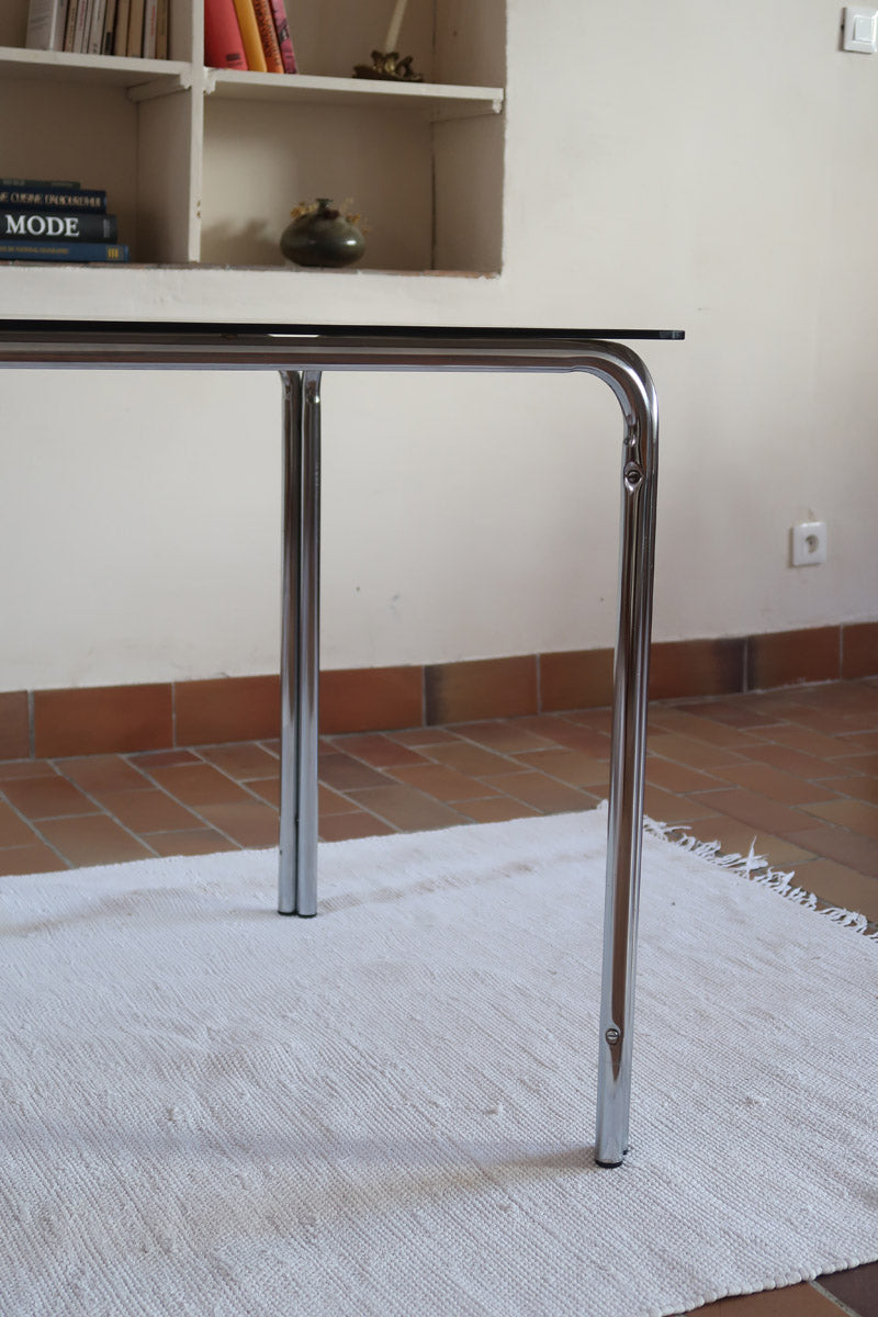 Table vintage en chrome tubulaire avec plateau carré en verre fumé, style années 70.