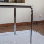 Table vintage en chrome tubulaire avec plateau carré en verre fumé, style années 70.
