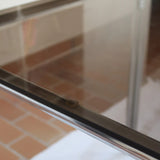 Table vintage en chrome tubulaire avec plateau carré en verre fumé, style années 70.