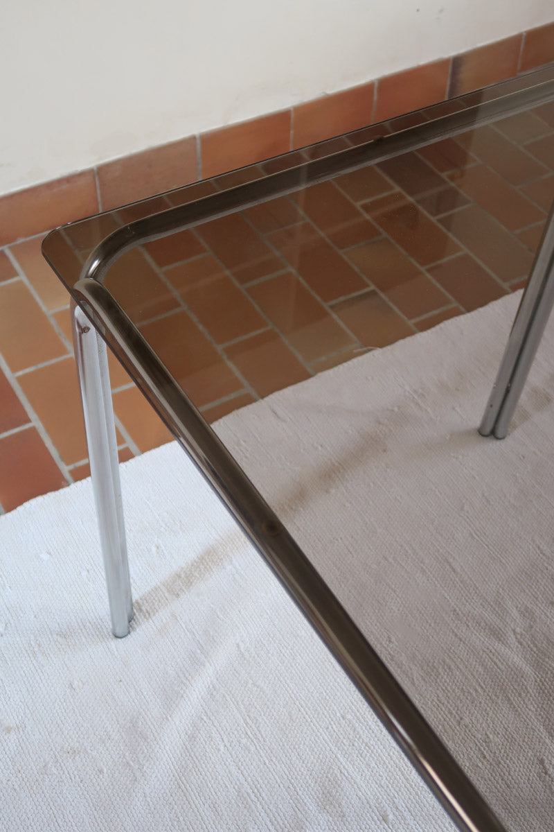 Table vintage en chrome tubulaire avec plateau carré en verre fumé, style années 70.
