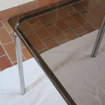 Table vintage en chrome tubulaire avec plateau carré en verre fumé, style années 70.